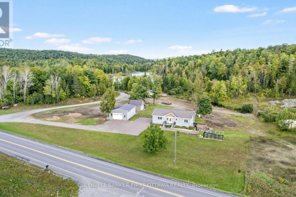 Den - 8688 Highway 511, Lanark Highlands, ON K0G1K0 Photo 2
