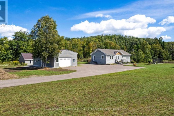 Den - 8688 Highway 511, Lanark Highlands, ON K0G1K0 Photo 3