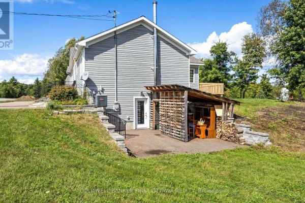 Den - 8688 Highway 511, Lanark Highlands, ON K0G1K0 Photo 4