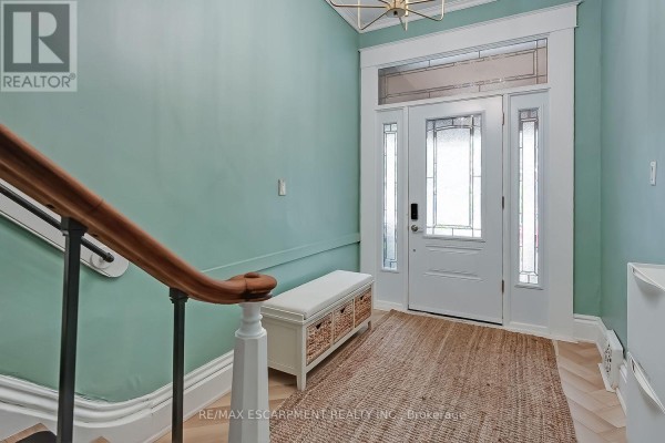 Living room - 2 - 87 Colbourne Street, Hamilton, ON L8R2G6 Photo 4
