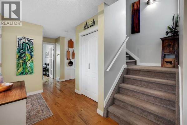 Foyer - 87 Springs Crescent Se, Airdrie, AB T4A2C9 Photo 3