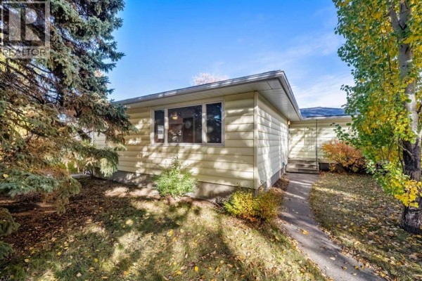 Living room - 8712 11 Street Sw, Calgary, AB T2V1N6 Photo 2