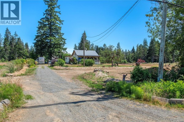Primary Bedroom - 8712 Island Hwy N, Black Creek, BC V0R1C0 Photo 5