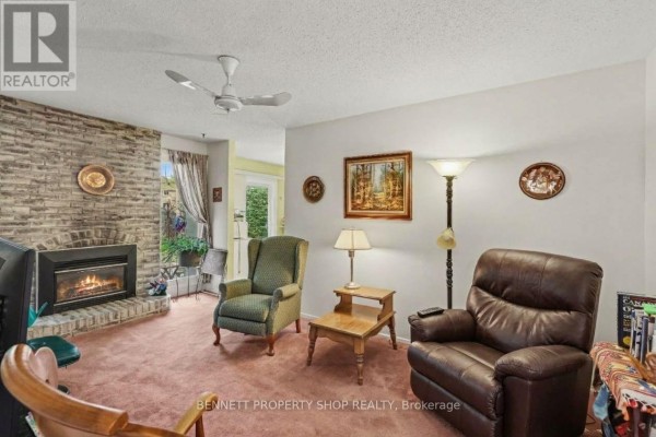Family room - 872 Lawnsberry Drive, Ottawa, ON K1E1X7 Photo 5