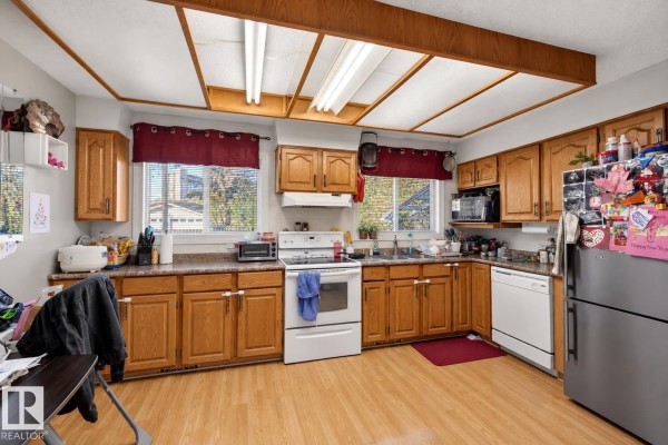 Kitchen - 8728 163 St Nw, Edmonton, AB T5R2N6 Photo 3