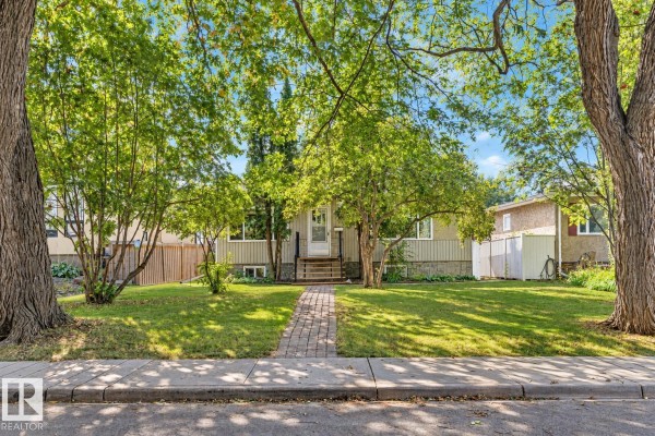 Primary Bedroom - 8743 Strathearn Dr Nw, Edmonton, AB T6C4C8 Photo 4