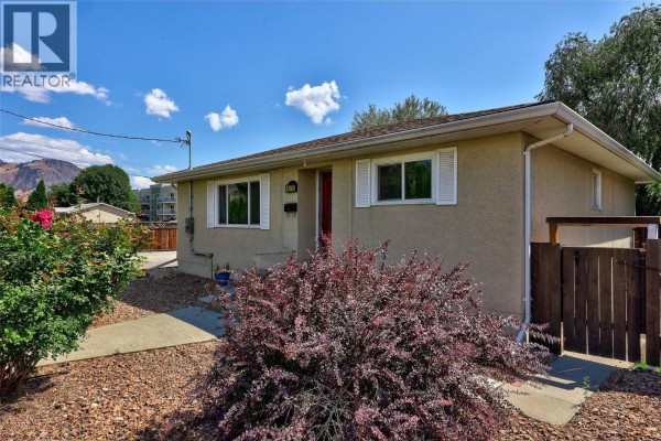 4pc Bathroom - 875 Surrey Avenue, Kamloops, BC V2B1P7 Photo 2