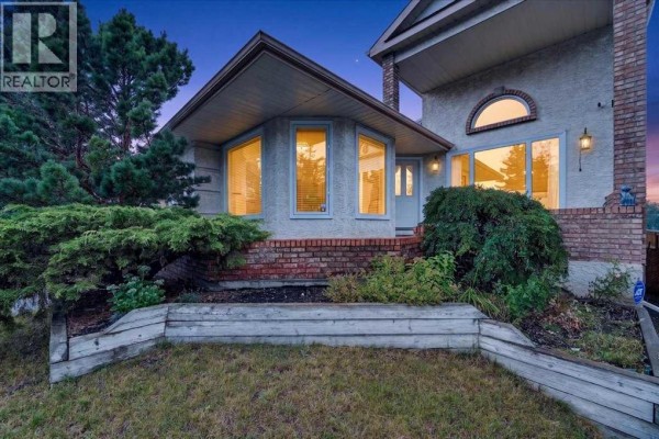 4pc Bathroom - 876 Shawnee Drive Sw, Calgary, AB T2Y1X3 Photo 2