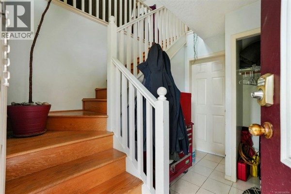 Primary Bedroom - 877 Admirals Rd, Esquimalt, BC V9A2P1 Photo 3