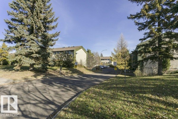 Kitchen - 879 Abbottsfield Rd Nw, Edmonton, AB T5W4R4 Photo 3