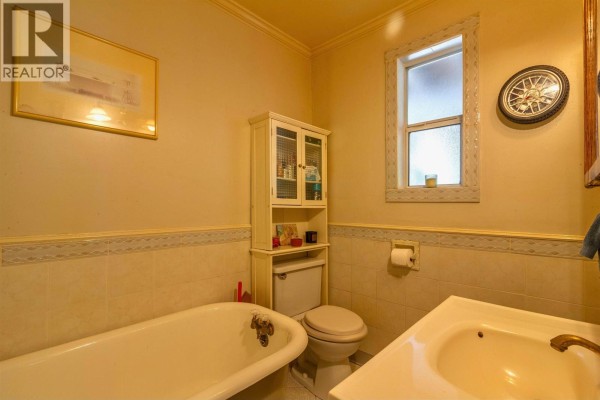 88 Fell Avenue, Burnaby, BC V5B3Y2 Photo 4