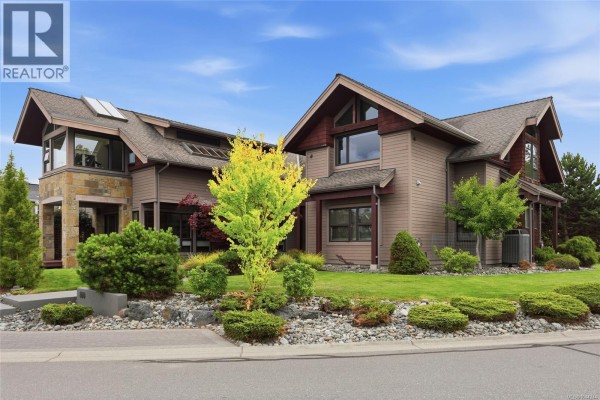 880 Bluffs Dr, Qualicum Beach, BC, photo 2