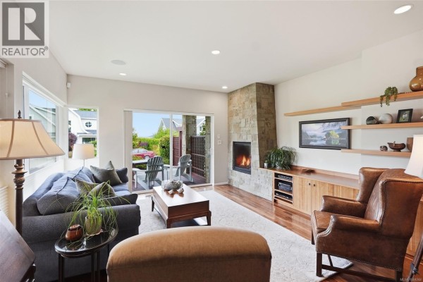 880 Bluffs Dr, Qualicum Beach, BC, photo 3