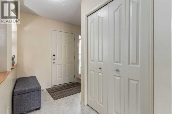 Kitchen - 880 Prestwick Circle Se, Calgary, AB T2Z4E4 Photo 2