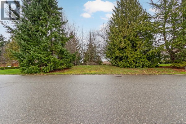 881 Fairways Dr, Qualicum Beach, BC V9K2J1 Photo 4