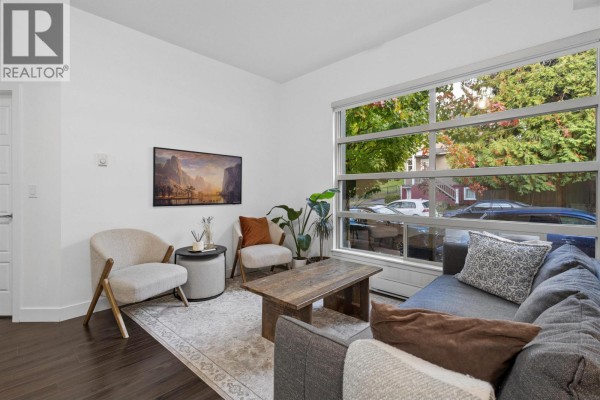 881 Salsbury Drive, Vancouver, BC V5L4A3 Photo 2