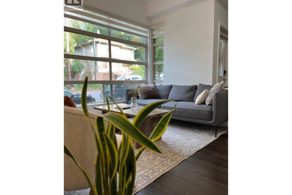 881 Salsbury Drive, Vancouver, BC V5L4A3 Photo 4