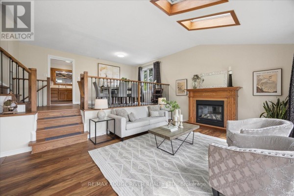 Living room - 881 Swiss Heights Drive, Oshawa, ON L1K2B1 Photo 4