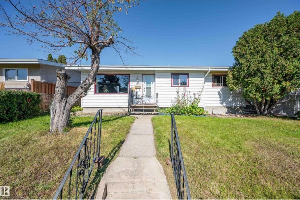 Family room - 8812 135a Av S Nw, Edmonton, AB T5E1S1 Photo 4