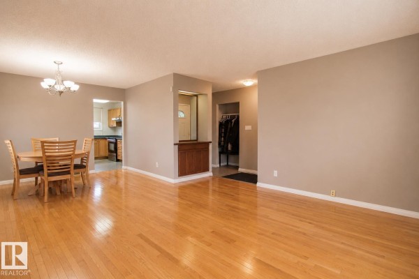 Kitchen - 882 Knottwood Rd S Nw, Edmonton, AB T6K3C3 Photo 3