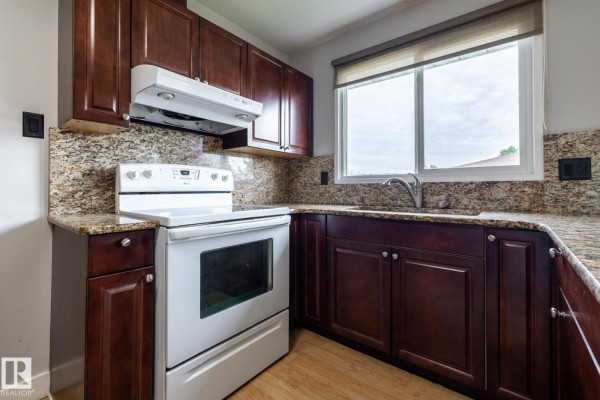 Kitchen - 8836 150 Av Nw, Edmonton, AB T5E2N5 Photo 3