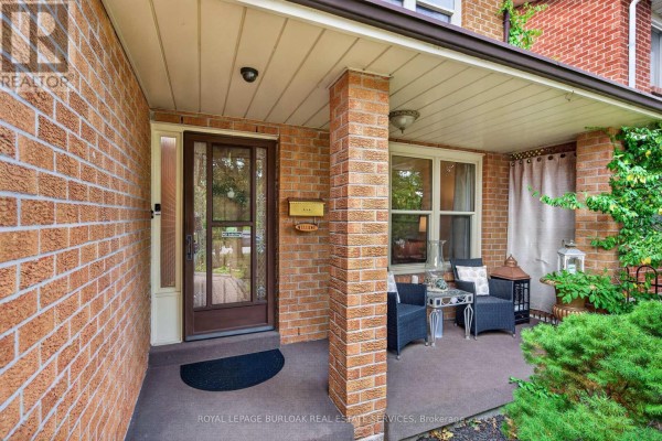 Living room - 888 Messenger Meadow Drive, Mississauga, ON L5C3T2 Photo 5