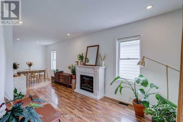 Living room - 889 Third Street, Mississauga, ON L5E1C2 Photo 5