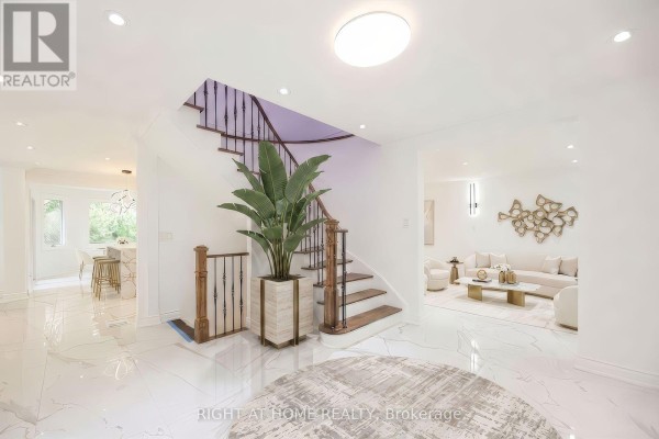 Mud room - 89 Yonge Boulevard, Toronto, ON M5M3G8 Photo 5