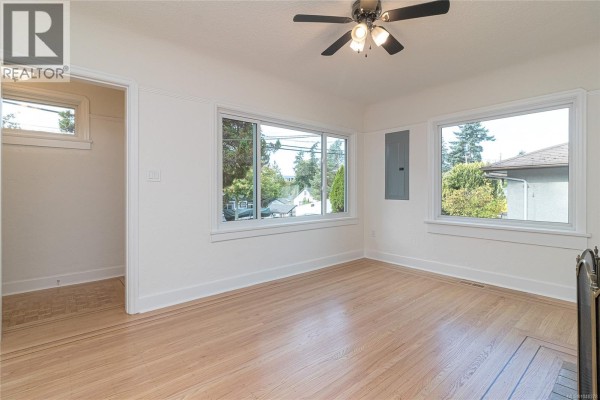 Laundry room - 890 Darwin Ave, Saanich, BC V8X2X6 Photo 3