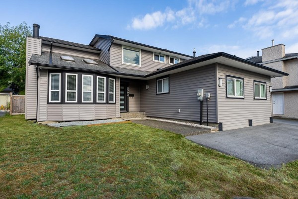 8902 142a Street, Surrey, BC V3V7T1 Photo 2