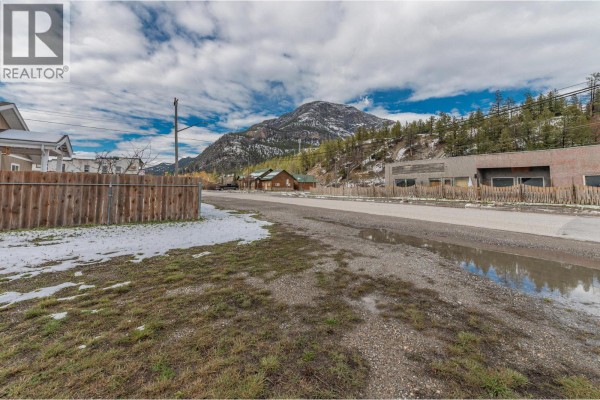 8917 Grainger Road, Canal Flats, BC V0B1B0 Photo 4
