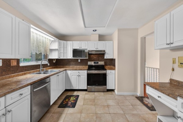 8927 146a Street, Surrey, BC V3R6Z9 Photo 3