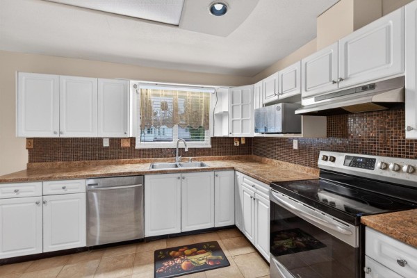 8927 146a Street, Surrey, BC V3R6Z9 Photo 4