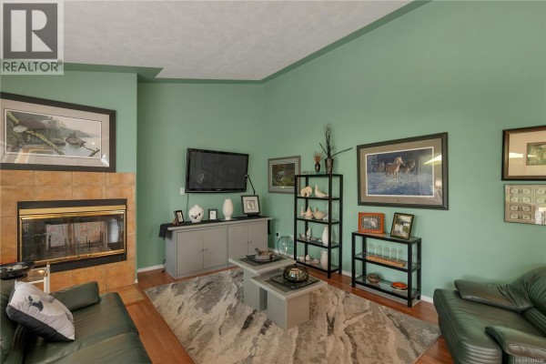 Living room - 8930 Mclarey Ave, Black Creek, BC V9J1A3 Photo 5