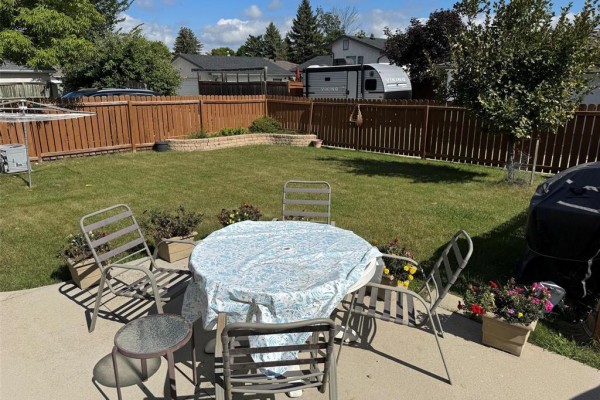 Eat in kitchen - 895 Beaverhill Boulevard, Winnipeg, MB R2J3B5 Photo 3
