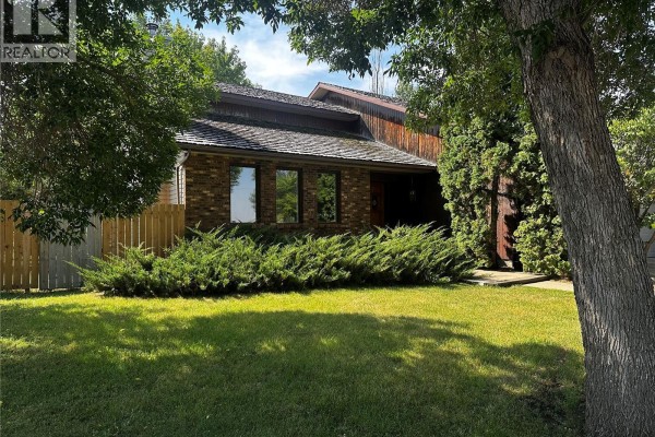 895 Brimacombe Drive, Weyburn, SK, photo 2