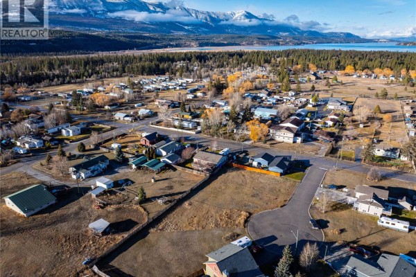 8957 Columbia View Crescent, Canal Flats, BC, photo 2