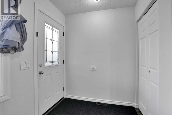 Kitchen - 896 Rundlecairn Way Ne, Calgary, AB T1Y2R7 Photo 4