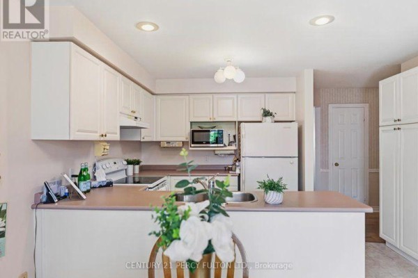 Family room - 896 Sundance Circle, Oshawa, ON L1J8P1 Photo 4