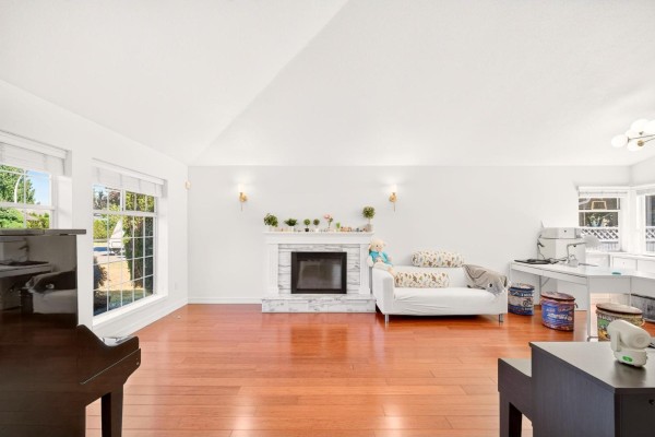 8960 157 Street, Surrey, BC V4N2Y5 Photo 3