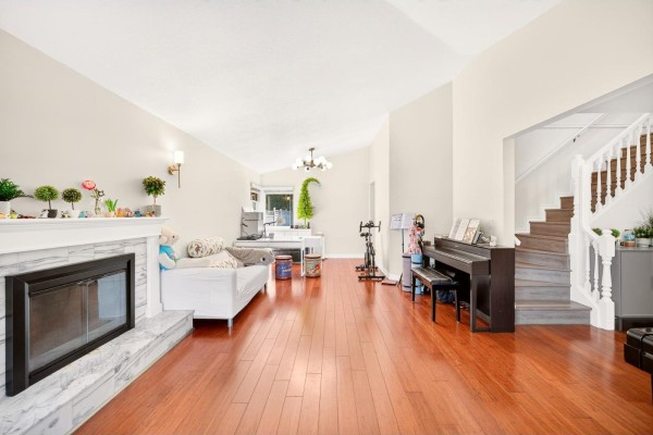 8960 157 Street, Surrey, BC V4N2Y5 Photo 4