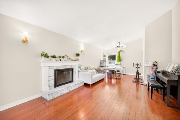 8960 157 Street, Surrey, BC V4N2Y5 Photo 5