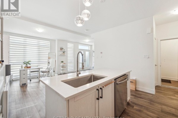 9 - 1 Bond Crescent, Richmond Hill, ON L4E1J4 Photo 3