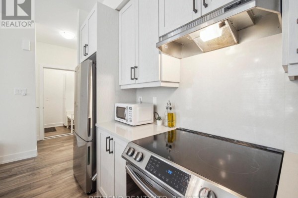 9 - 1 Bond Crescent, Richmond Hill, ON L4E1J4 Photo 4