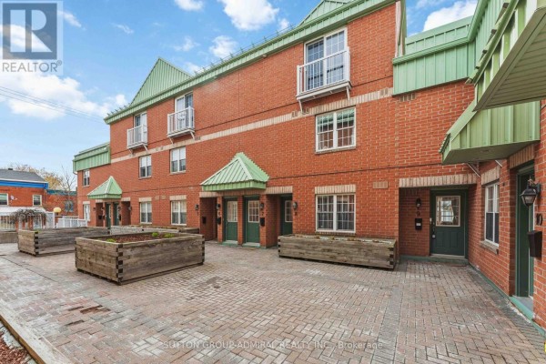 Ground level entrances and planter boxes in the courtyard of the apartment building. - 9 - 130 Rochester Street, Ottawa