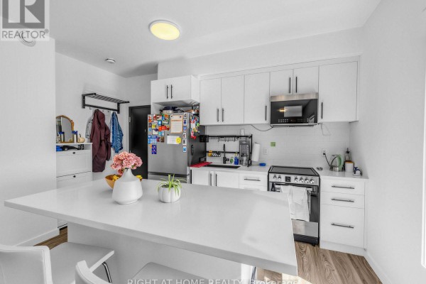 Living room - 9 - 148 Glenlake Avenue, Toronto, ON M6P1E7 Photo 2