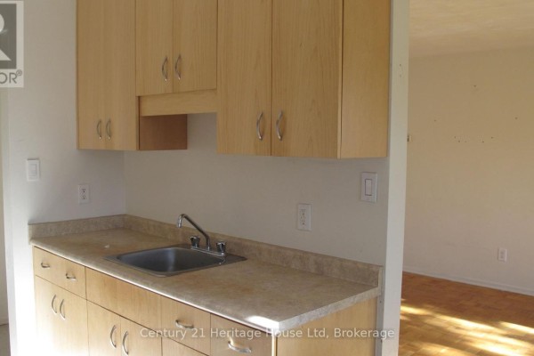 Bathroom - #9 - 16 Brant Avenue, Guelph, ON N1E1E7 Photo 5