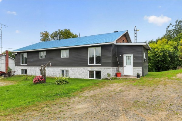 9-11 Rue Foucault, Saint Sixte, QC J0X3B0 Photo 2