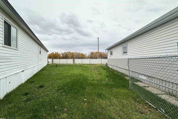 Kitchen - #9 5220 44av, Calmar, AB T0C0V0 Photo 3