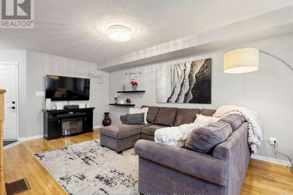 Dining room - 9 Adam Oates Heights, Toronto, ON M3L0G2 Photo 4